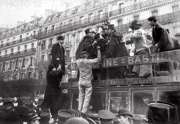 Manifestations, grèves, police, anarchistes. Les manifestations du 1er mai 1907 à Paris. Arrestation par le police, sur le haut de l'autobus à impériale Madeleine-Bastille, de l'anarchiste israélite-russe Jacob Law qui vient de tirer sur la troupe plusieurs coups de revolver.