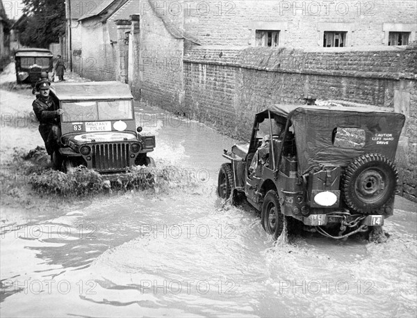 Jeeps de l'armée anglaise en Normandie, en juillet 1944