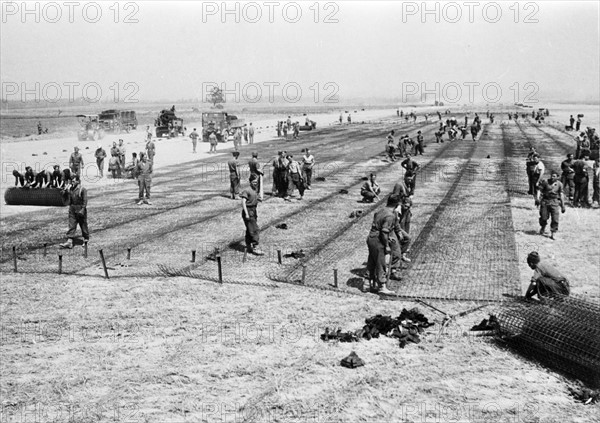 Contruction d'un terrain d'aviation en Normandie par les britanniques, en 1944