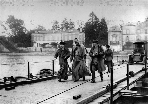 Monseigneur Marbeau, évêque de Meaux, traversant le pont provisoire de Lagny