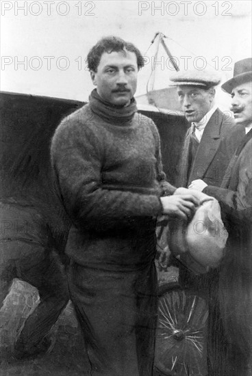 L'illustration / Décembre 1912
De Carthage à Rome en avion :
Roland Garros à Son arrivée à Naples