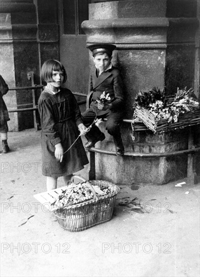 Vente de muguet le 1er mai 1934