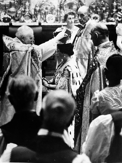 L'Illustration HS Mai 1937  Le couronnement des souverains britanniques le roi Georges VI et la reine Elizabeth. La couronne de la reine, spécialement exécutée pour la cérémonie, est montée en platine . Le cercle est celui de la couronne que portait la reine Victoria à la cour . Au-dessus est enchâssé le célèbre diamant Koh i Noor.