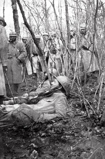 Deux blessés français dans un bois, à Verdun, en mars 1916.