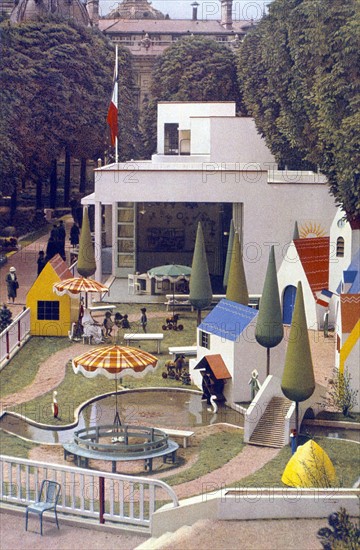 Exposition internationale des Arts et des Techniques appliqués à la vie moderne, en 1937 à Paris. La garderie d'enfant.