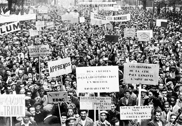 Vague de grèves en 1947.  Début juin 1947, après les manifestations sociales du mois de mai mettant en cause l'autorité du gouvernement, les grèves s'étendirent parmi les salariés, la plupart des revendications portant sur un supplément de salaire horaire de 10 francs. Ouvriers boulangers, ouvriers du bâtiment puis cheminots se mobilisèrent.  Photographie parue dans France-Illustration du 14 juin 1947.