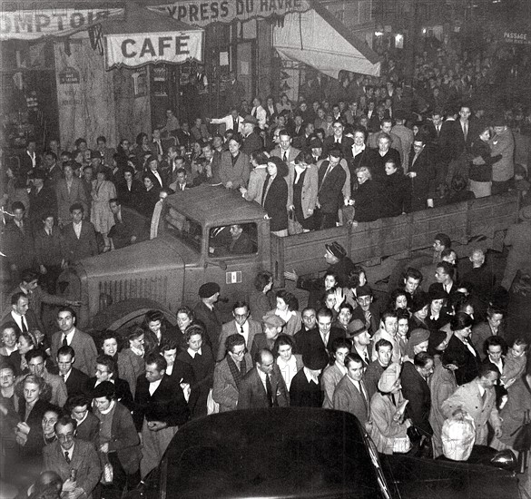 La grève générale des transports en communs à Paris du 14 octobre au 20 octobre 1947. Conduites par la C.G.T, les grandes grèves et les manifestations de 1947 en France, dans les transports, l'administration et l'industrie, ont amenées à la sortie du gouvernement, le groupe communiste. La principale revendication de ce mouvement social était la hausse du salaire.