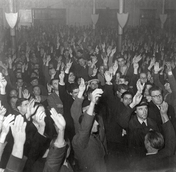 La grève générale des transports en communs à Paris du 14 octobre au 20 octobre 1947. Conduites par la C.G.T, les grandes grèves et les manifestations de 1947 en France, dans les transports, l'administration et l'industrie, ont amenées à la sortie du gouvernement, le groupe communiste. La principale revendication de ce mouvement social était la hausse du salaire.