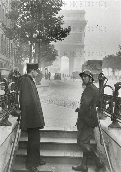 La grève générale des transports en communs à Paris du 14 octobre au 20 octobre 1947. Conduites par la C.G.T, les grandes grèves et les manifestations de 1947 en France, dans les transports, l'administration et l'industrie, ont amenées à la sortie du gouvernement, le groupe communiste. La principale revendication de ce mouvement social était la hausse du salaire.