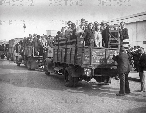 La grève générale des transports en communs à Paris du 14 octobre au 20 octobre 1947. Conduites par la C.G.T, les grandes grèves et les manifestations de 1947 en France, dans les transports, l'administration et l'industrie, ont amenées à la sortie du gouvernement, le groupe communiste. La principale revendication de ce mouvement social était la hausse du salaire.