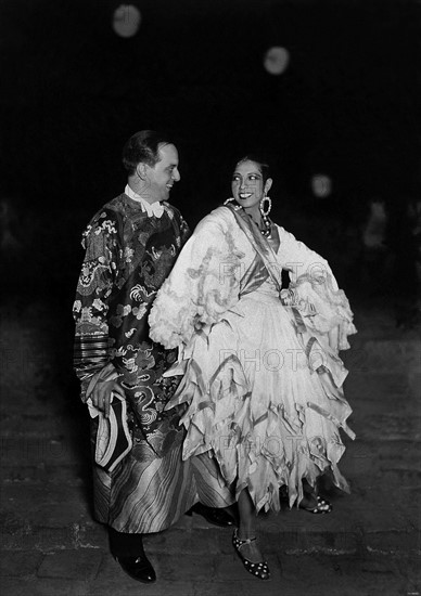 Vers 1925-1930, la célèbre artiste de music-hall, Josephine BAKER, vêtue d'une robe de gitane aux manches bouffantes, se produit sur scène.