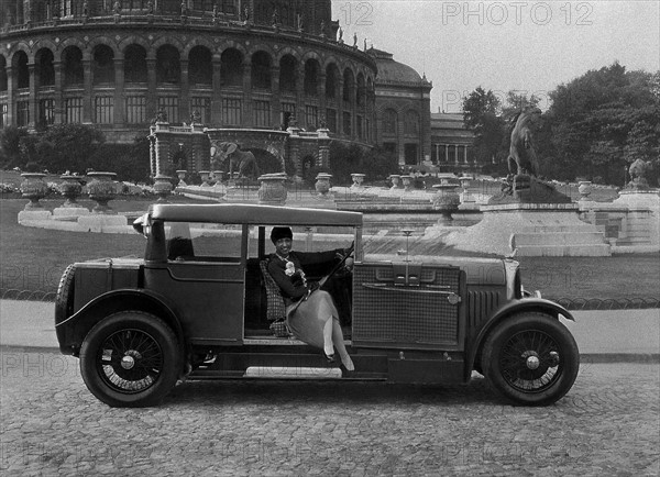 Joséphine Baker présentant la nouvelle automobile de la marque Voisin, la 14 CV 6 cylindres, dévoilée par le constructeur lors du Salon de l'automobile d'octobre 1926.
