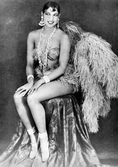la célèbre artiste de music-hall, Joséphine BAKER, vêtue d'un soutien-gorge et d'une mini jupe de plumes.