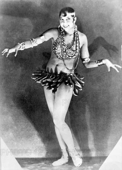 Née en 1906 à Saint Louis aux Etats-unis, la célèbre artiste de music-hall : Joséphine BAKER, vêtue d'un pagne de bananes. C'est dans cette tenue qu'elle devint célèbre. Elle triompha à Paris dans la Revue Nègre.
