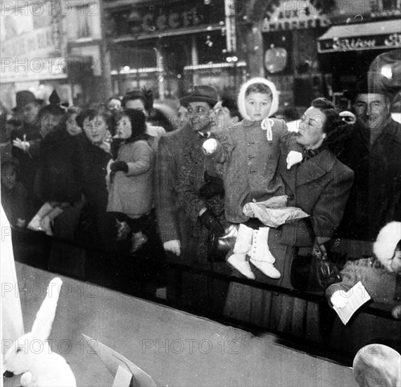 Badauds devant les vitrines de Noël des grands magasins à Paris