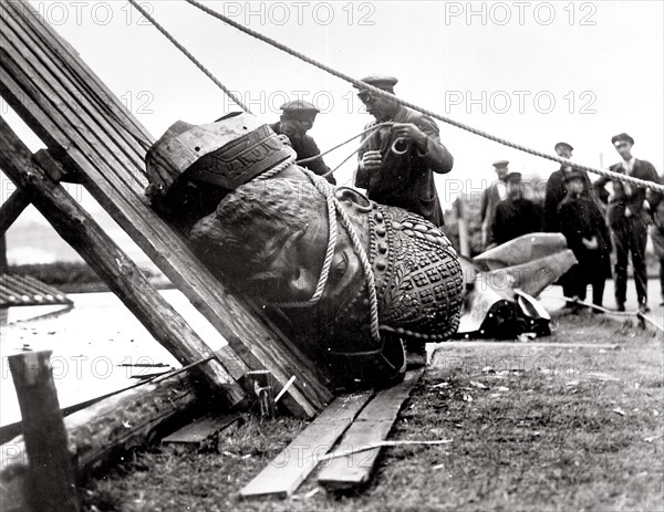 Déboulonnement des monuments en l'honneur du tsar russe, 1918