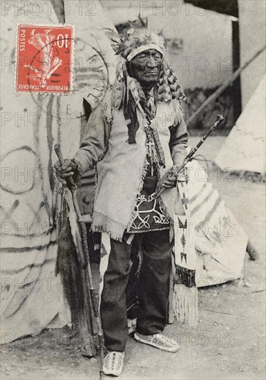 L'Indien Flat Iron, âgé de 105 ans dans le village de Peaux-Rouges au jardin d'Acclimatation