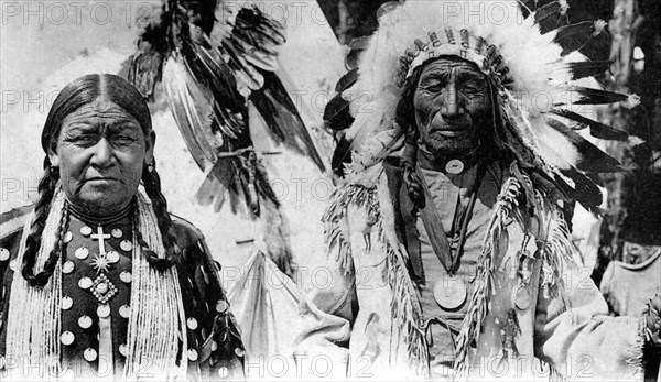 Indiens Sioux dans le Village de Peaux-Rouges au Jardin d'Acclimatation à Paris, vers 1910