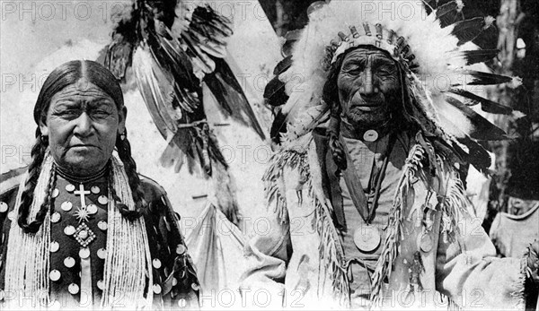 Sioux indians at the Red Indian village of the  Zoological Garden of Paris, around 1910