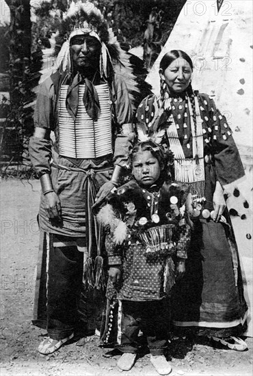 Indiens Sioux :  chef Wounded Horse et sa famille dans le Village de Peaux-Rouges du jardin d'Acclimatation à Paris vers 1910