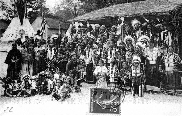 Groupe de Sioux Ogallalas dans le village de Peaux- Rouges au jardin d'Acclimatation à Paris