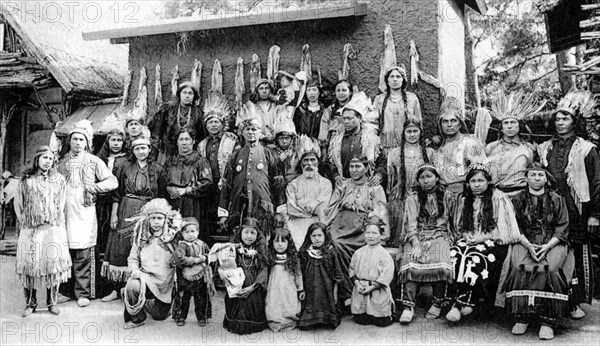 Groupe d'artisans Iroquois dans le village de Peaux-Rouges au jardin d'Acclimatation à Paris