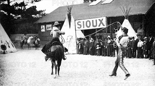 Le lancer d'un lasso par Bill Cheyenne dans le village de Peaux-Rouges au jardin d'Acclimatation à Paris