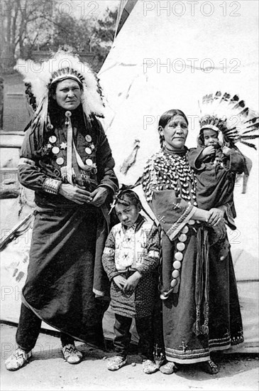 Famille d'Indiens Iroquois dans le village de Peaux-Rouges au jardin d'Acclimatation à Paris