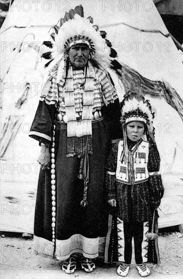 Mollie Janis et son fils, Indiens Sioux au village des Peaux-Rouges du jardin d'Acclimatation à Paris