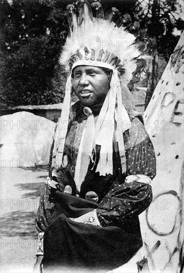 White Bear, jeune Indien Sioux dans le village des Peaux-Rouges au jardin d'Acclimatation à Paris