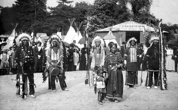 Groupe d'Indiens dans le village des Peaux-Rouges au jardin d'Acclimatation à Paris