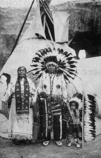 Postcard representing Indian family "Little Elk" at the Indian village of the 1935 World Fair in Brussels.