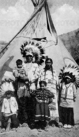 Postcard representing an Indian family at the Indian village of the 1935 World Fair in Brussels.