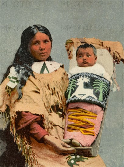 Carte postale représentant une mère Indienne et son enfant