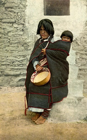 Carte postale représentant Nampeyo, femme Hopi et son petit-fils