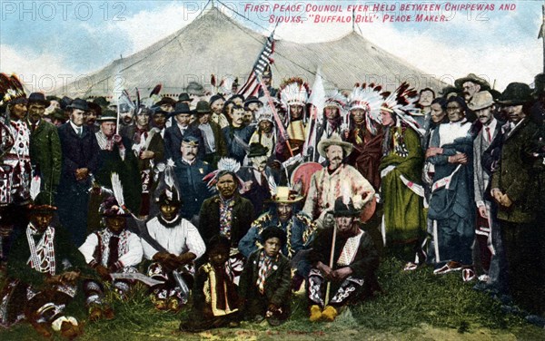 Carte postale représentant le premier Conseil de Paix entre les Chippewas et les Sioux, avec Buffalo Bill en pacificateur
