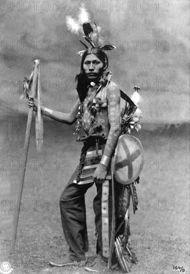 Carte photo représentant un jeune indien