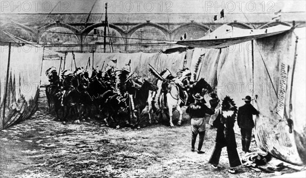 Photographie du campement du Wild West Show en 1905 sur le champ de Mars à Paris