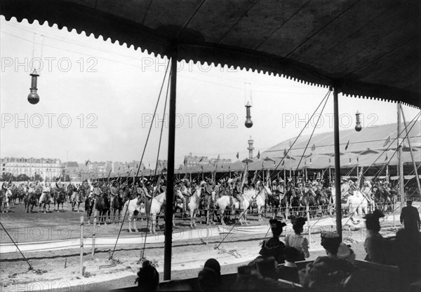 Photographie du campement du Wild West Show en 1905 sur le champ de Mars à Paris