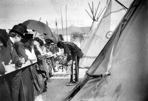 Photographie representing des spectateurs du Buffalo Bill's Wild West Show