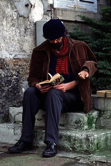 A hand for begging by Jean-Paul Balou