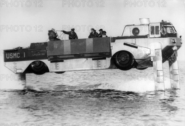 Camion amphibie militaire