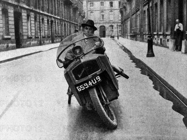 Motorcycle with training wheels in 1926