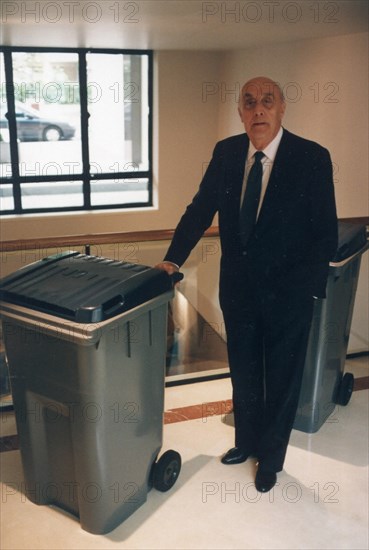 Garbage bin on wheels