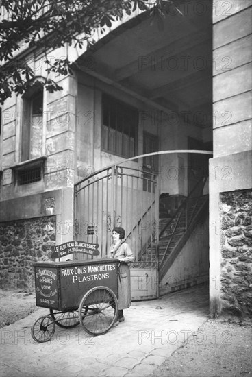 Delivery tricycle in Paris in the 30s