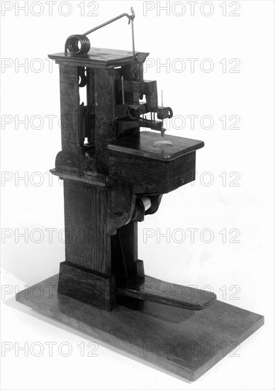 Machine for shoe and slipper stitching