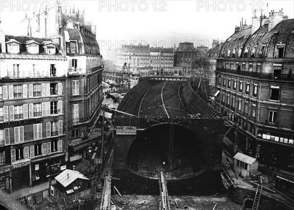 Métro, montage de la station Cité à Paris