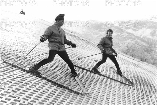 Hilary Best (à gauche) et Derek Brightman s'adonnant aux joies du ski sur une piste en plastique, en Ecosse (16 décembre 1966)