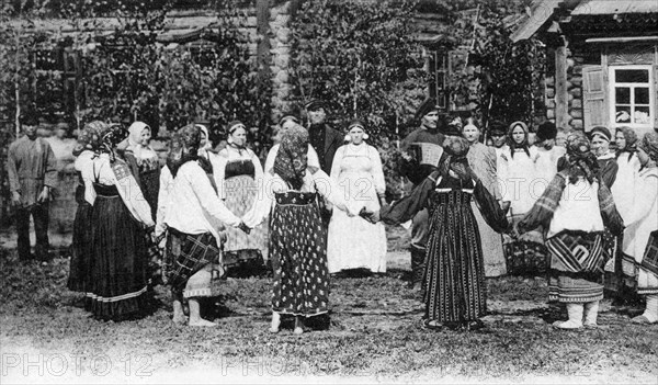 Scène de danse folklorique en Russie