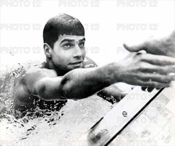 A Londres, le nageur américain Mark Spitz  vient de battre un nouveau  record du monde (30 septembre 1967)